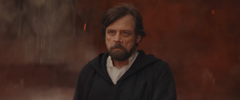 Luke Skywalker se roza el hombro de Star Wars: The Last Jedi